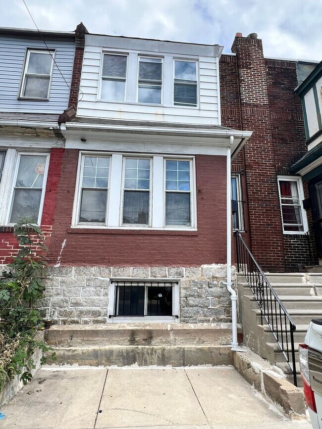 Building Photo - Beautiful & spacious 3b/1.5b home