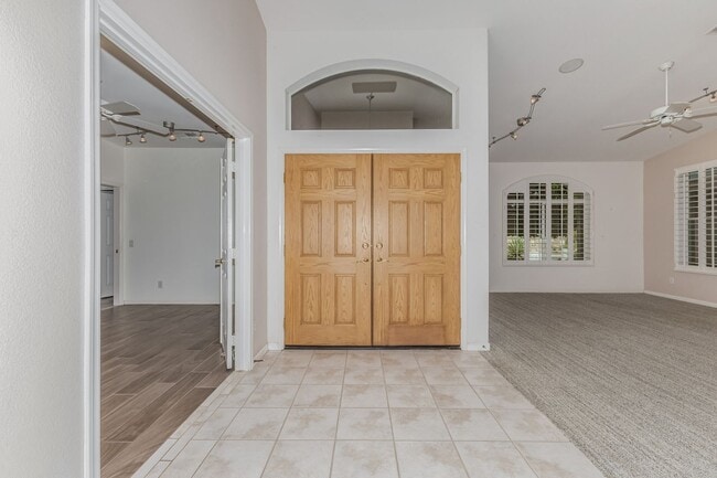 Building Photo - Long term rental in Oakwood with private pool