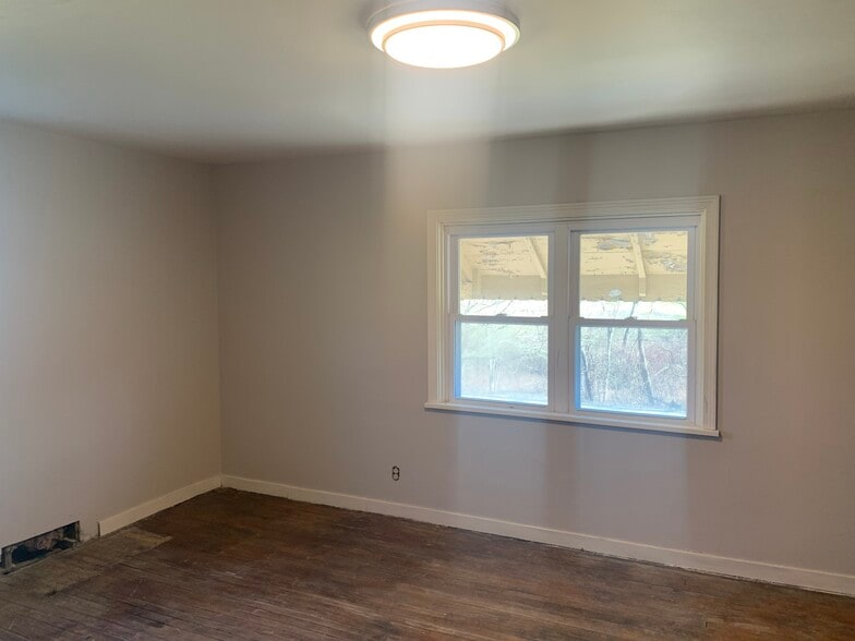 Building Photo - 6201 Garvers Ferry Rd
