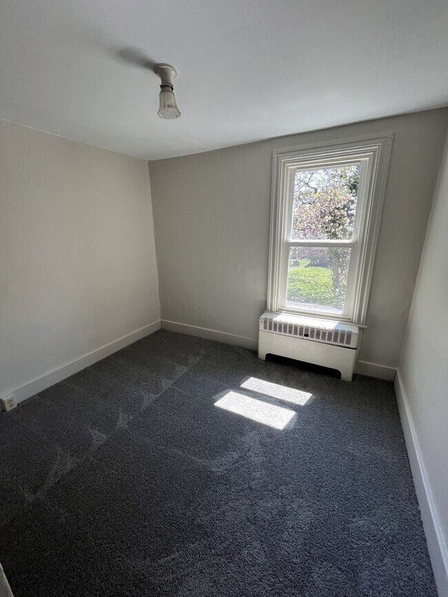 Building Photo - 236 E King St