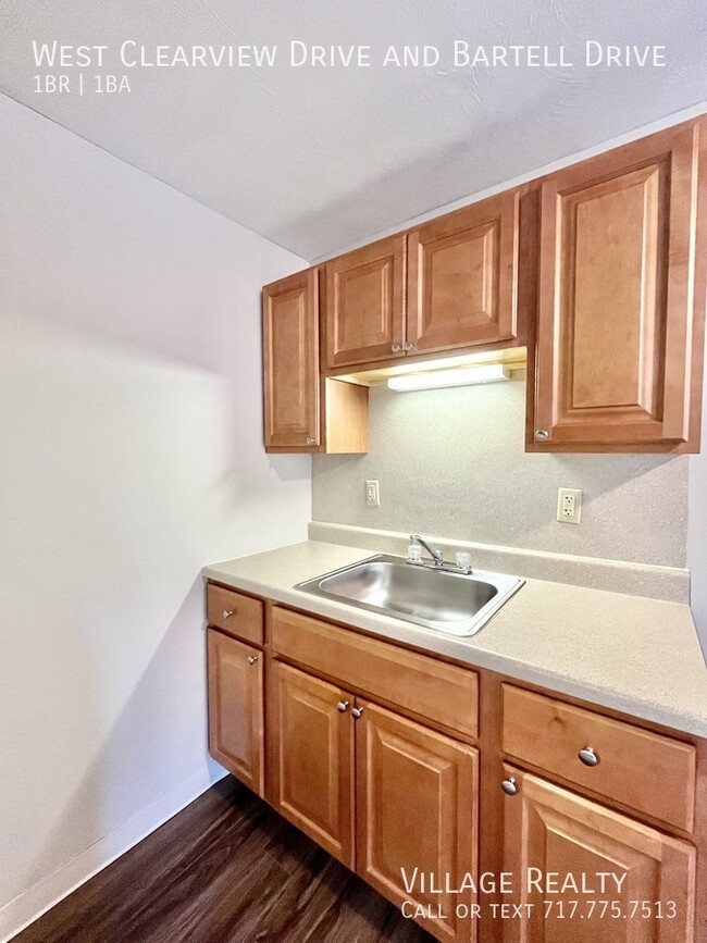 Building Photo - Newly-renovated 1-Bed Convenient to I-83 &...