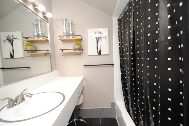 Building Photo - 1110 Missouri St