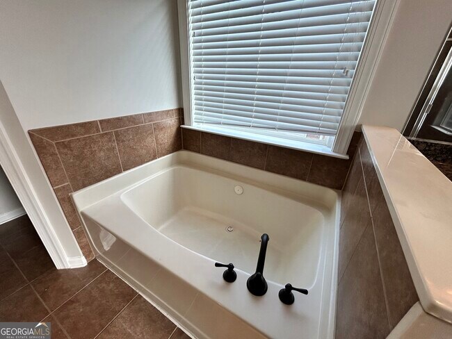 Building Photo - 3640 Dalwood Dr