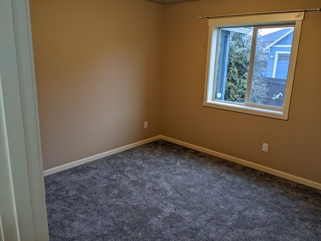 Building Photo - Beautiful 3 bedroom