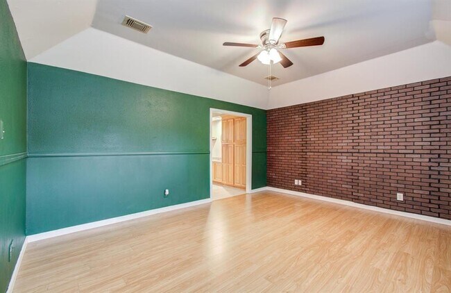 Building Photo - 5339 Holly View Dr
