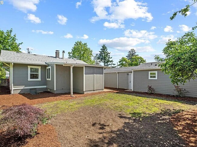 Building Photo - GPM657 - SE Raymond Ct. (T1)