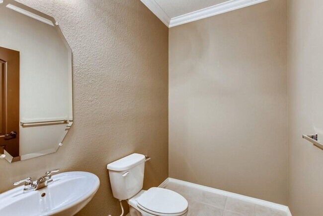Building Photo - Charming 4-Bedroom Home in Devonshire with Spacious Living Areas and Gorgeous Backyard Oasis.