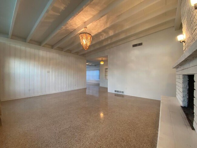 Building Photo - Beautiful 3/2 on Riverside Dr.