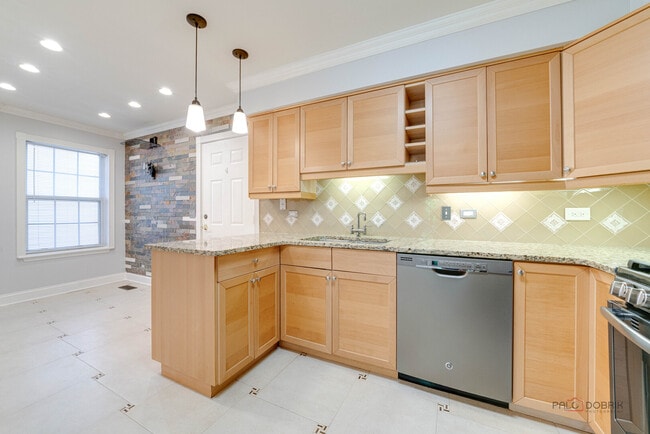 Building Photo - 115 Meadowbrook Ln