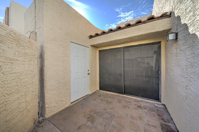 Building Photo - 755 E Lola Dr