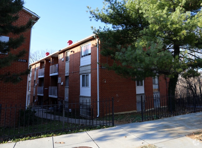 Building Photo - 2501-2505 12th Pl SE