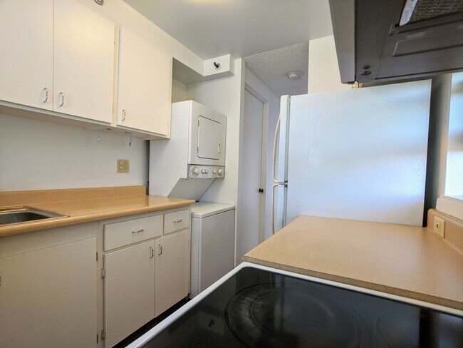 Building Photo - Golf Course, DH View 2 BR / 2 Bath w/2 Assigned Parking @ Fairway House