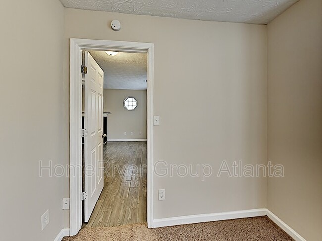 Building Photo - 622 Waynes Ct SE
