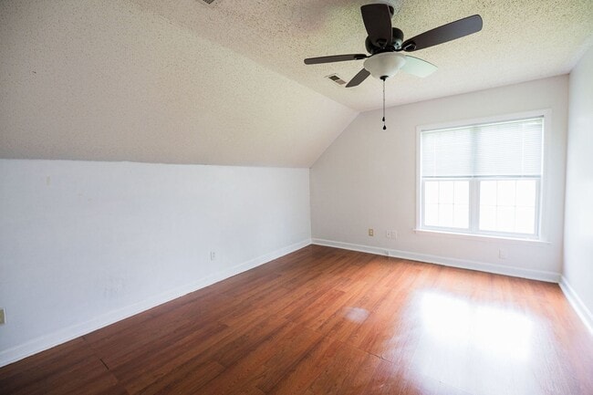 Building Photo - Spacious beautiful 5 bedroom 2.5 bath home...