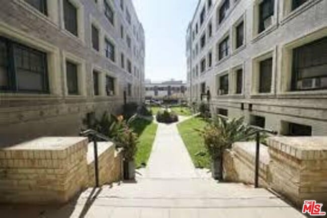 Building Photo - 2121 James M Wood Blvd