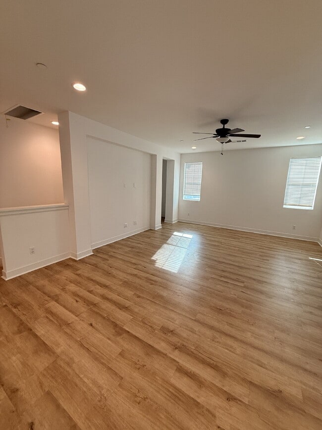 Building Photo - $3,900 - 3 Bed/ 3 Bath Modern Townhome in Santee