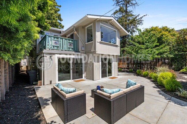 Building Photo - Charming 3 bed/2.5 bath in the heart of do...