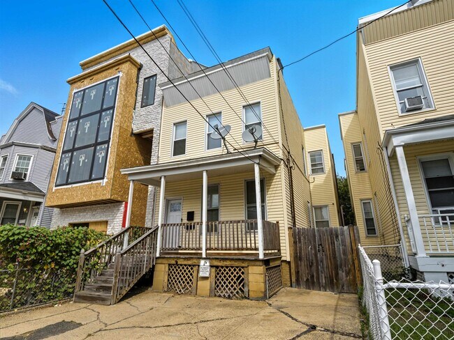 Building Photo - 32 Gardner Ave