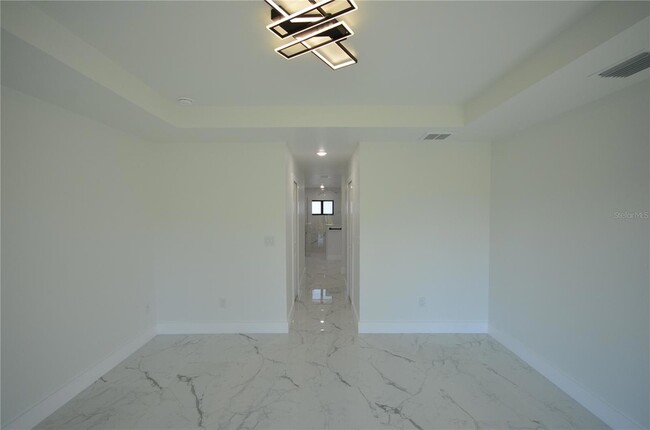 Building Photo - 1242 Hathor St E