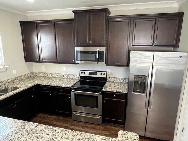 Building Photo - Rare 3 Bedroom townhome between Harrisburg...