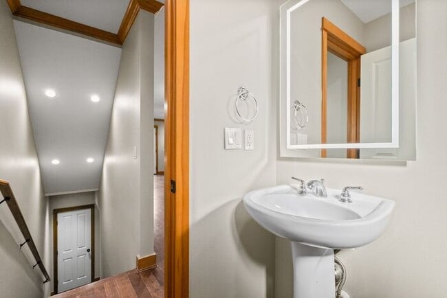 Building Photo - BEAUTIFUL Urban Townhome in Coveted West S...