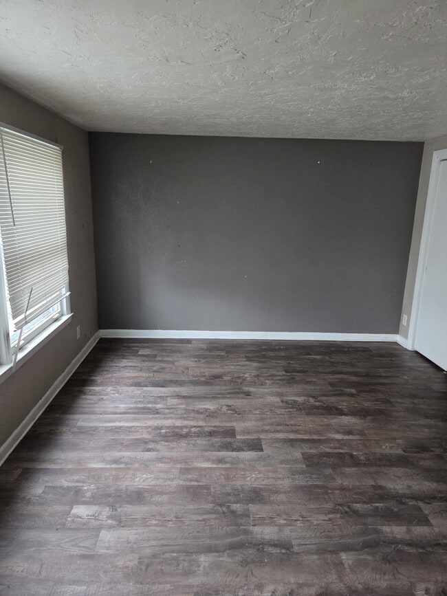 Building Photo - 623 S Prairie Ave