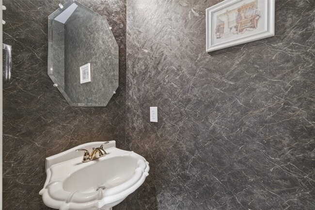 Building Photo - 3127 Edgewood Dr