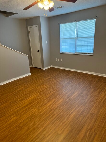 Building Photo - 116 Country Village Ct