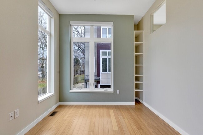 Building Photo - 1561 E 118th St