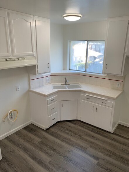 Kitchen - 11730 Lakewood Blvd