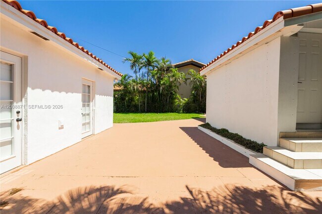 Building Photo - 3021 Coconut Grove Dr