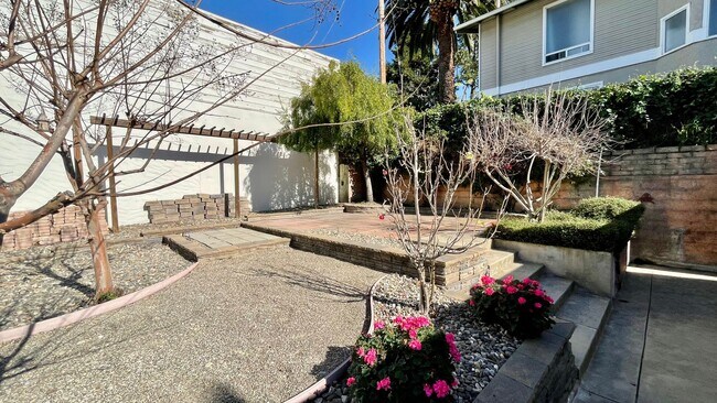 Building Photo - 1453 Lizzie St