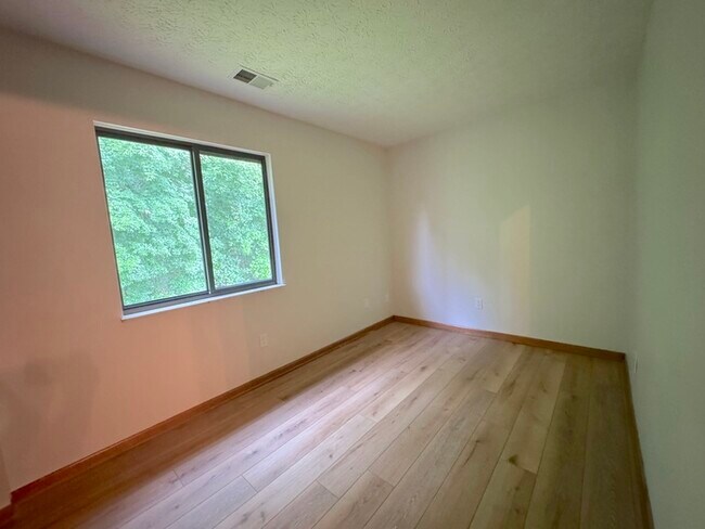 Building Photo - 564 Glenside Ln