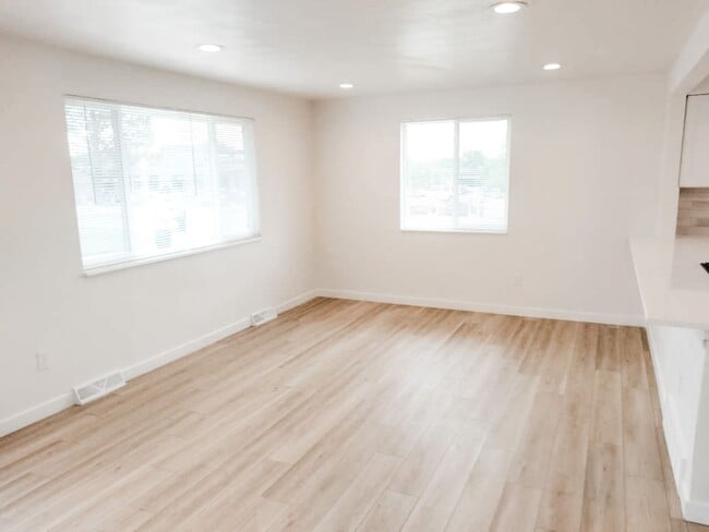 Building Photo - Amazing 2 bed one 1 bath home blocks from Sloan’s Lake