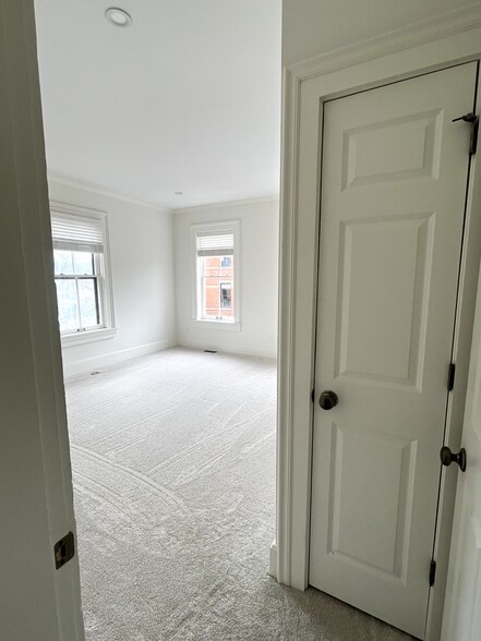 Building Photo - 672 Mohawk St