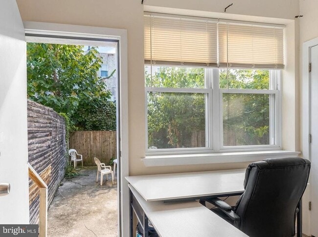 Building Photo - 1724 Monument St