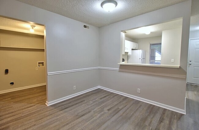 Building Photo - 910 Brett Dr