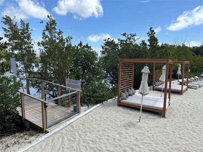 Building Photo - Luxury 2BR + Den Residence with Panoramic ...