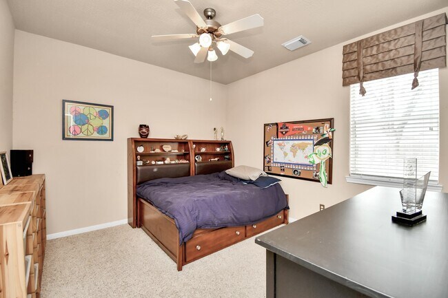 Building Photo - 8030 Crescent Knolls Dr