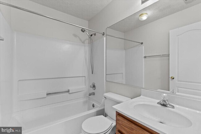 Building Photo - 2562 Woodland Pl