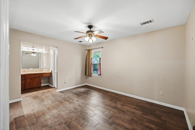 Building Photo - 8219 N Ridgebrook Dr
