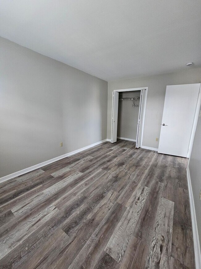 Building Photo - 3 Bedroom 1.5  bathroom End unit Townhouse near Bethlehem Catholic High School.