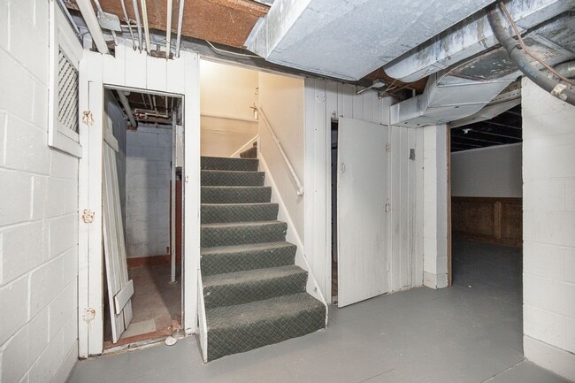 Building Photo - Spacious 3 bedroom/2 bath Cleveland Hts single family house!