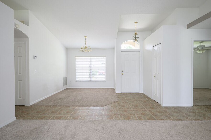 Building Photo - 1712 Arash Cir
