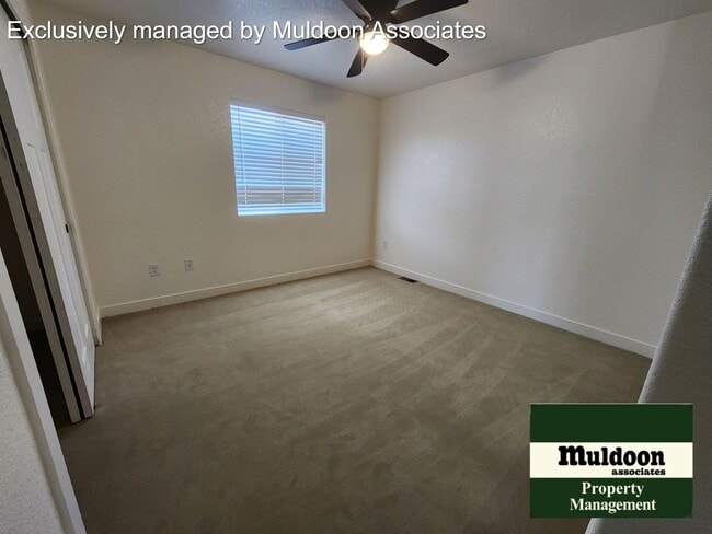 Building Photo - 3 bed 2 bath duplex unit available now!
