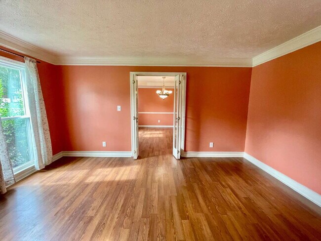 Building Photo - Spacious 6-Bedroom Gem In Fayetteville!