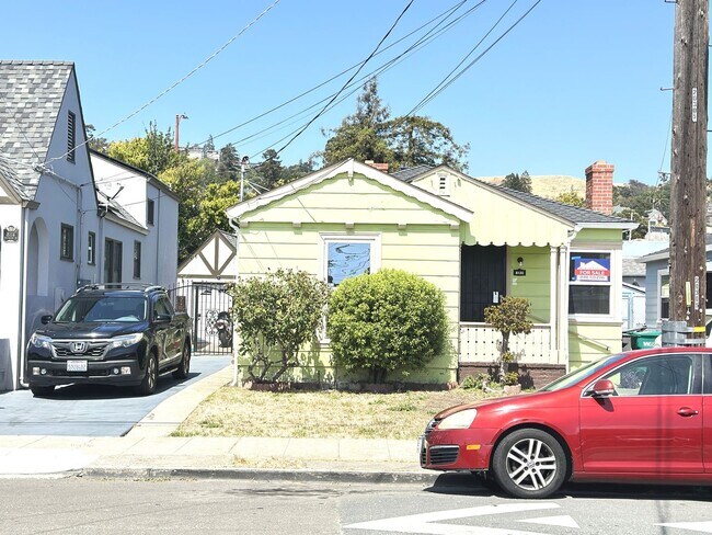 Building Photo - 2 BED/1 BATH/Home For RENT! Cozy, and Char...