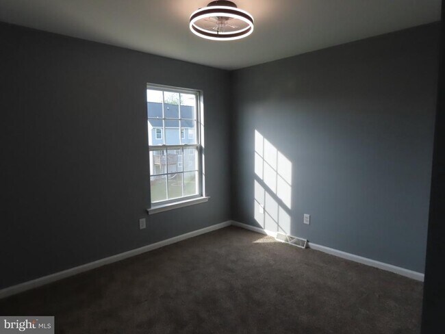 Building Photo - 104 E Sheldrake Cir