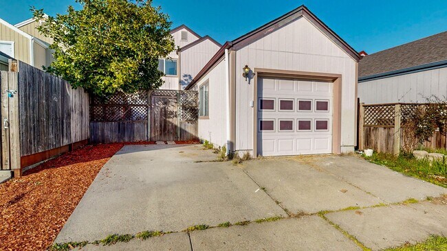 Building Photo - Charming 3 Bedroom 2.5 Bath with Bonus Room and Private Yard!