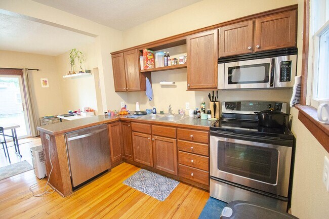 Building Photo - Charming & Spacious Main-Level Apartment Near Downtown